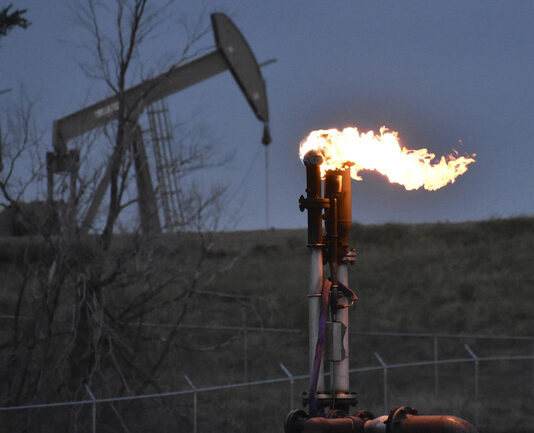 Петролът продължава да поскъпва в азиатската търговия