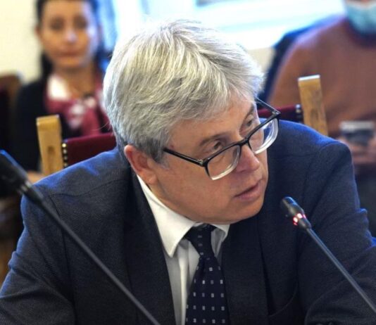 Шефът на НЗОК оттегли оставката си, след като депутатите решиха да я гласуват пет месеца по-късно