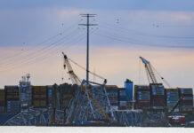 Отворен е канал за плавателни съдове, които разчистват останките на мястото на срутилия се мост в Балтимор