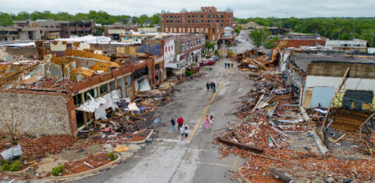 Четири жертви и над 100 пострадали при серия от торнада в САЩ