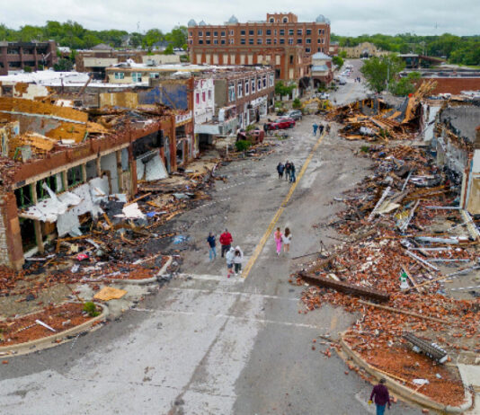 Четири жертви и над 100 пострадали при серия от торнада в САЩ
