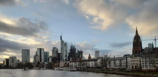 ЕЦБ подготвя почвата за постепенно понижение на лихвите