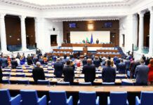 Парламентът заседава извънредно във вторник