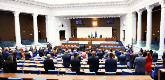 Парламентът заседава извънредно във вторник
