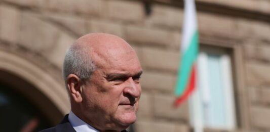 Премиерът Главчев и четирима министри заминаха за Атон