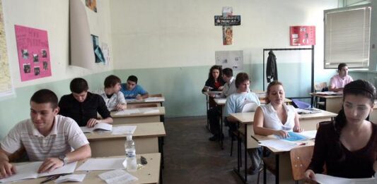 Изтеглиха вариант 15 на матурата по български език и литература