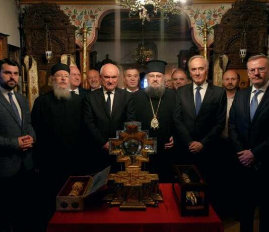 Служебният премиер Димитър Главчев и ръководената от него делегация се поклониха пред мощите на св.св. Кирил и Методий в Света гора