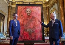 Първият официален портрет на Чарлз Трети след коронацията: На червен фон и с пеперуда