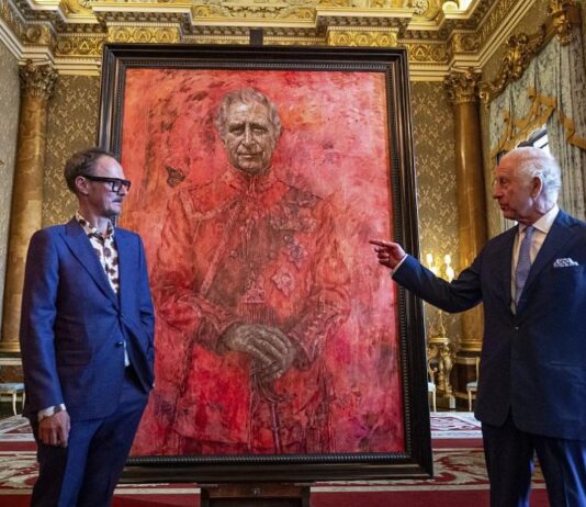 Първият официален портрет на Чарлз Трети след коронацията: На червен фон и с пеперуда