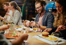 В кои случаи не е редно да казваме „приятен апетит“