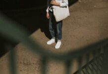 Как да почистим любимите си бели кецове