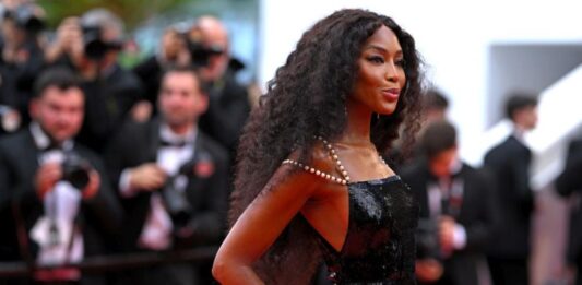 Наоми Кембъл порази Кан със секси винтидж рокля, която носеше и през 97 година