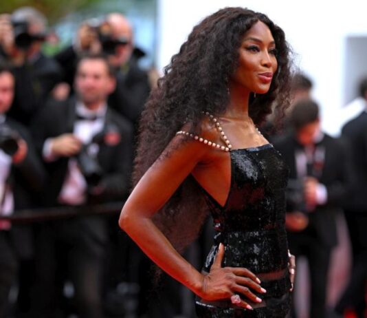 Наоми Кембъл порази Кан със секси винтидж рокля, която носеше и през 97 година