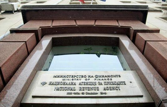 Сделки за имоти и МПС – само след погасени задължения към НАП