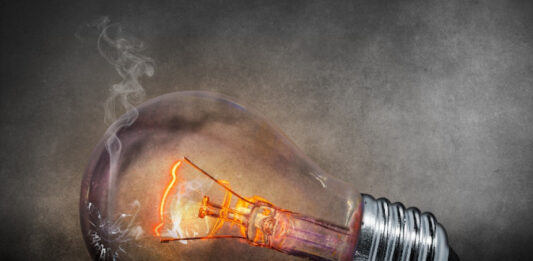 След руските атаки: Въведоха графици за спиране на тока в Украйна