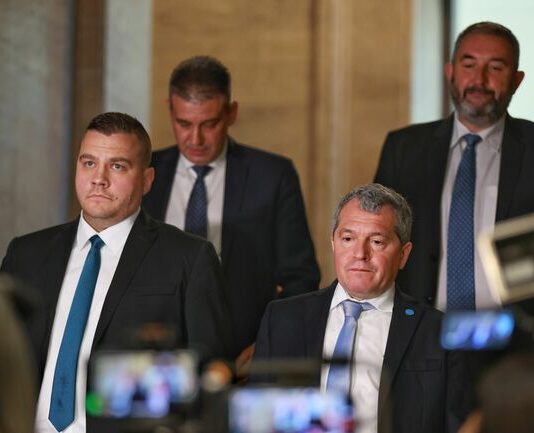 Тошко Йорданов предложи на Румен Радев президентска република и официално поиска третия мандат