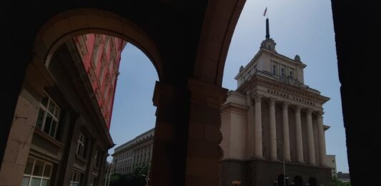 Депутатите ще изслушат служебните министри Виолета Коритарова и Калин Стоянов