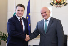 Премиерът Главчев разговаря с посланика на Великобритания Роб Диксън