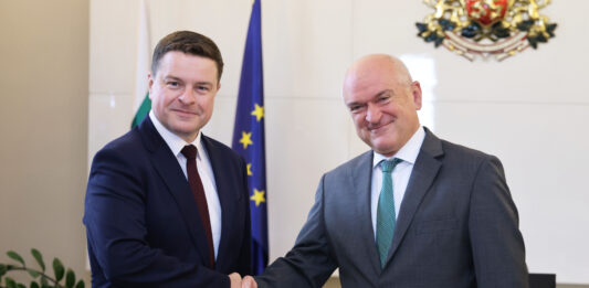 Премиерът Главчев разговаря с посланика на Великобритания Роб Диксън