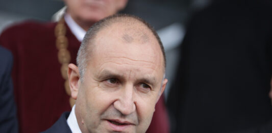 Президентът продължава консултациите с политическите партии