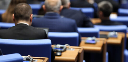 Депутатите изслушват двама министри – на финансите и на енергетиката