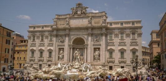 Рекордният наплив на туристи в Италия изправя страната пред огромна дилема