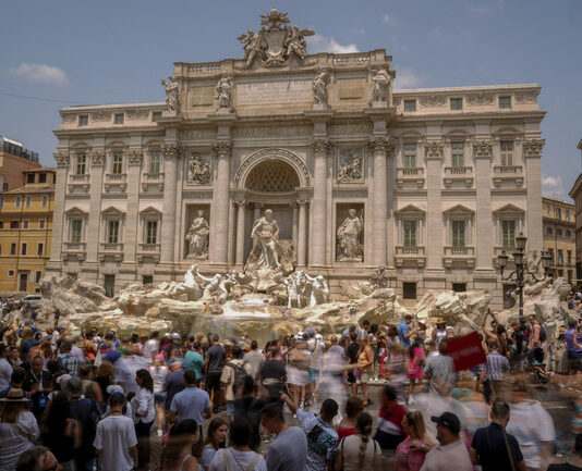 Рекордният наплив на туристи в Италия изправя страната пред огромна дилема
