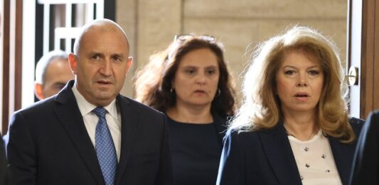 Румен Радев: Политическата криза продължава и нейното решаване изисква не само загърбване на личните и партийните интереси, но и адекватност