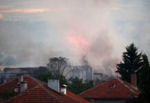 Повече от 12 часа продължават гърмежите от горящия склад за фойерверки край Елин Пелин