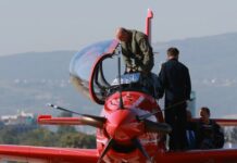 Президентът Румен Радев излетя преди минути с учебно-тренировъчния самолет на Pilatus от авиобаза „Враждебна“