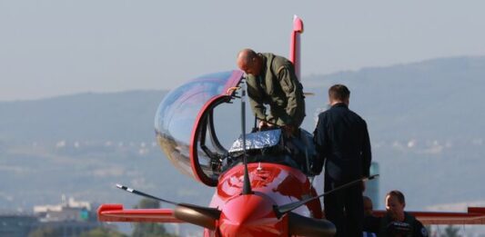 Президентът Румен Радев излетя преди минути с учебно-тренировъчния самолет на Pilatus от авиобаза „Враждебна“