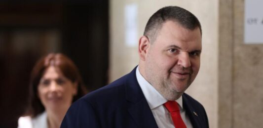 Пеевски пита: Колко кафета има Радев с главния прокурор