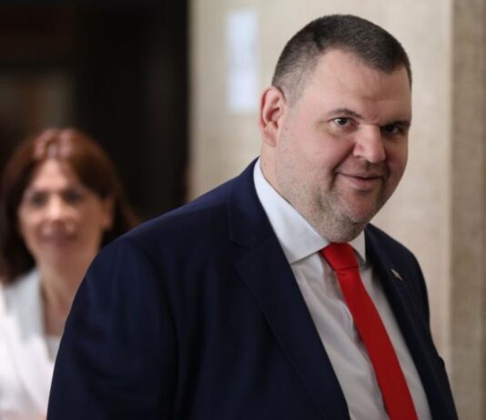 Пеевски пита: Колко кафета има Радев с главния прокурор