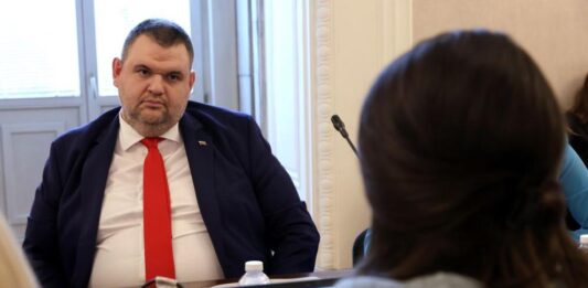 Пеевски се яви по свое желание пред комисията за Нотариуса и Пепи Еврото