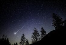 Пикът на Персеидите: До 100 падащи звезди на час, придружени от ярка двойка приближаващи се планети