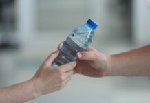 Приемът на минерална вода в горещините може да ни навреди