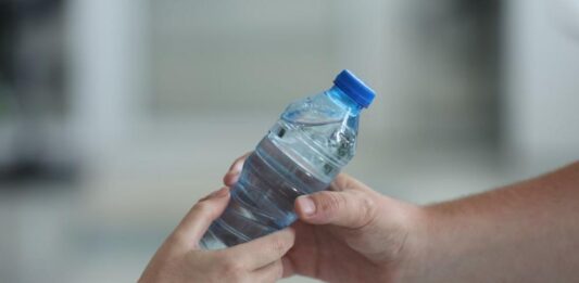 Приемът на минерална вода в горещините може да ни навреди