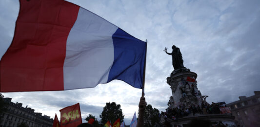 Инвеститори и анализатори не дават ясна прогноза за посоката на борсовата търговия след изборите във Франция