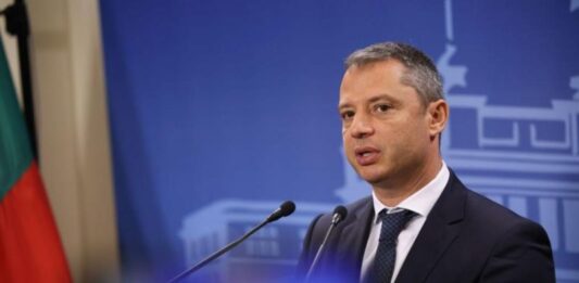 Делян Добрев: Аз лично не бих разговарял с ПП-ДБ, питайте преговорния екип
