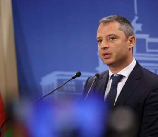 Делян Добрев: Аз лично не бих разговарял с ПП-ДБ, питайте преговорния екип