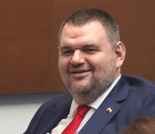 Пеевски за ПП-ДБ: С носителите на пачки и пудели няма да преговарям