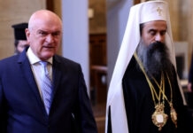 Патриарх Даниил е в сградата на МС, премиерът го посрещна лично