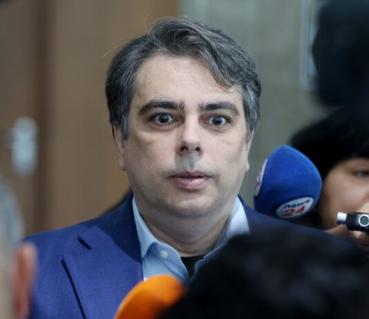 Асен Василев: Пеевски е минало свършено