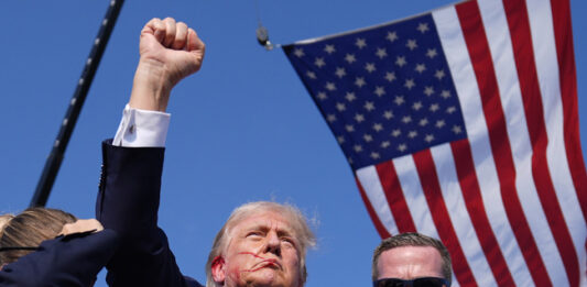 Вдигнатият юмрук на Тръмп след опита за убийството му на митинга в Пенсилвания влезе в историята