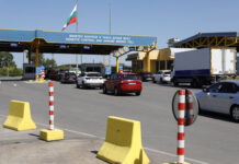 Интензивен е трафикът на някои от граничните пунктове с Румъния, Сърбия и Турция за товарни автомобили