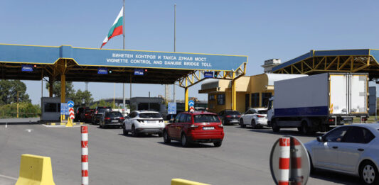 Интензивен е трафикът на някои от граничните пунктове с Румъния, Сърбия и Турция за товарни автомобили
