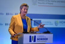 ЕС предупреждава Унгария за облекчаване на визовите правила за руснаци