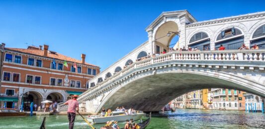 Мерки срещу свръхтуризма: Ограничения и солени глоби за туристите във Венеция