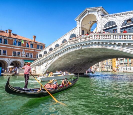 Мерки срещу свръхтуризма: Ограничения и солени глоби за туристите във Венеция