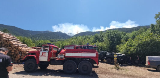Продължават усилията в борбата с пожара в планината Славянка